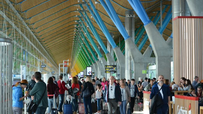 Turistas en aeropuerto