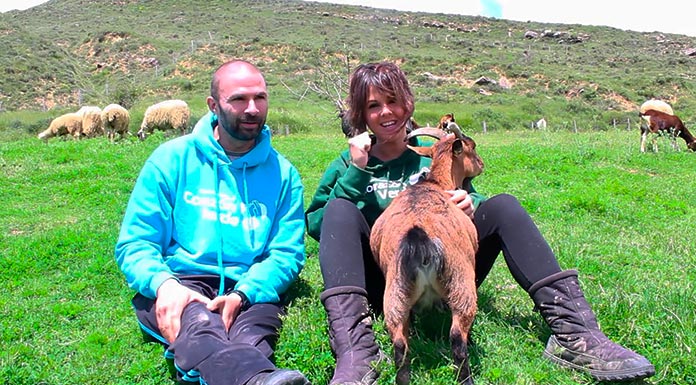 Josetxo Sagarra y Pepa Tenorio, fundadores del Santuario Animal Corazón Verde, en el campo con varios de sus animales. (Santuario Animal Corazón Verde)