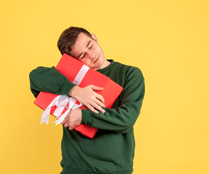 joven abrazando un regalo