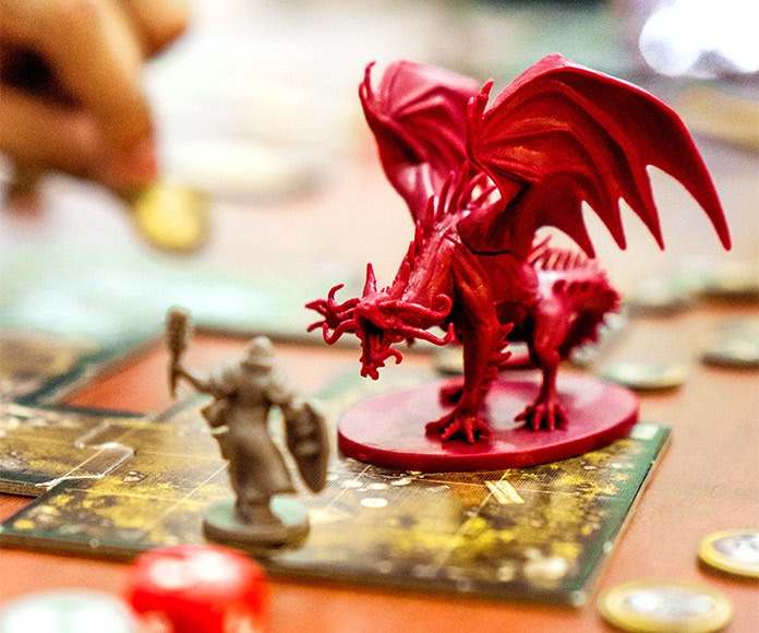 Figura de un dragón rojo sobre un tablero de un juego de mesa de estrategia