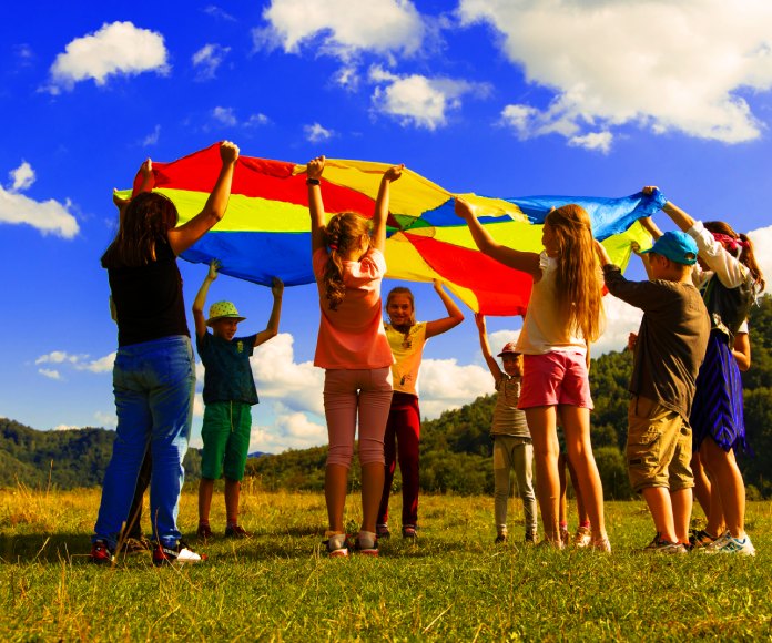 Niños jugando al aire libre.