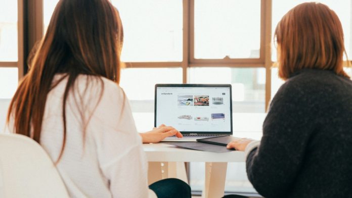 Mujeres haciendo compras por Internet