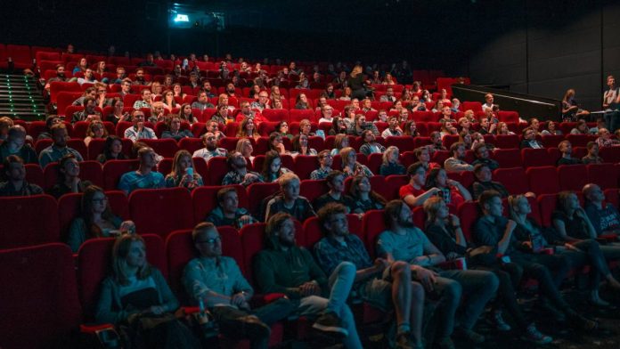 Personas en una sala de cine