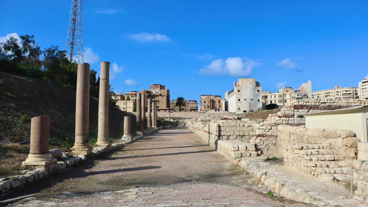 La biblioteca de Alejandría: diseño, colecciones, personajes notables asociados a ella y el legado cultural que dejó a la humanidad