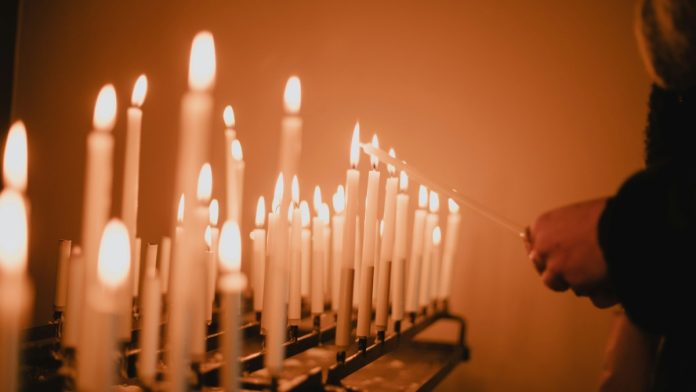 La ciencia de la superstición, velas, encendiendo velas