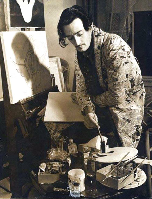 Salvador Dalí pintando