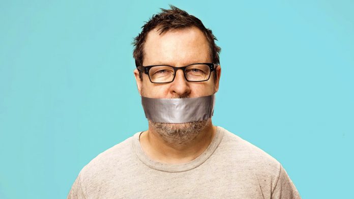 Lars Von Trier con un trozo de cinta americana en la boca