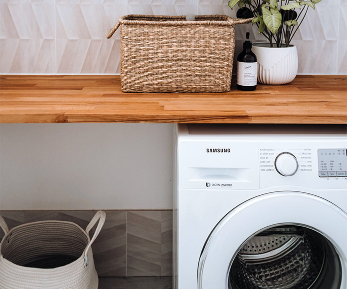 Lavadora en un cuarto lavadero moderno