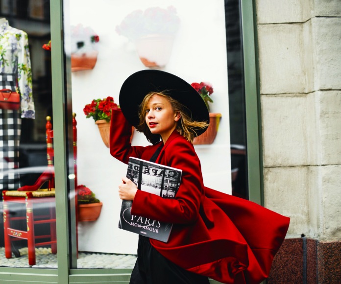 Muchacha caminando con un vestido rojo.