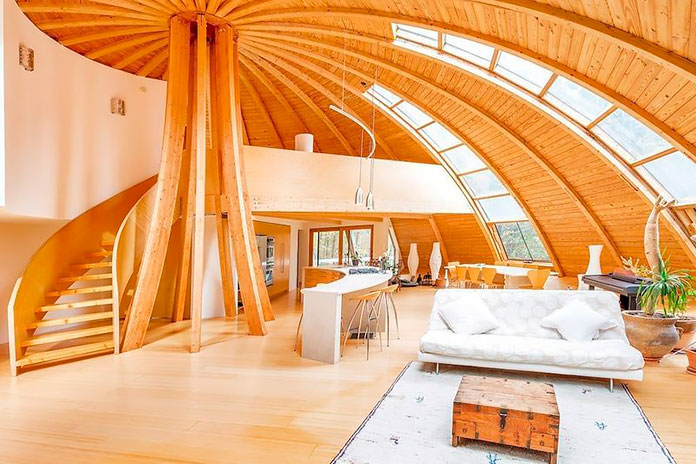 Interior de una casa ecológica de madera