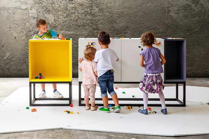 Muebles Stüda: no son de juguete, pero se usan para jugar con LEGO.