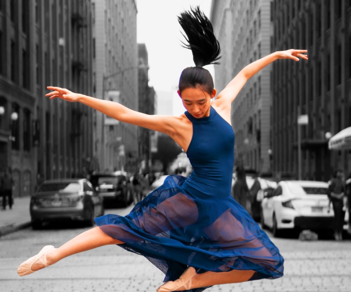 Bailarina en medio de la calle.