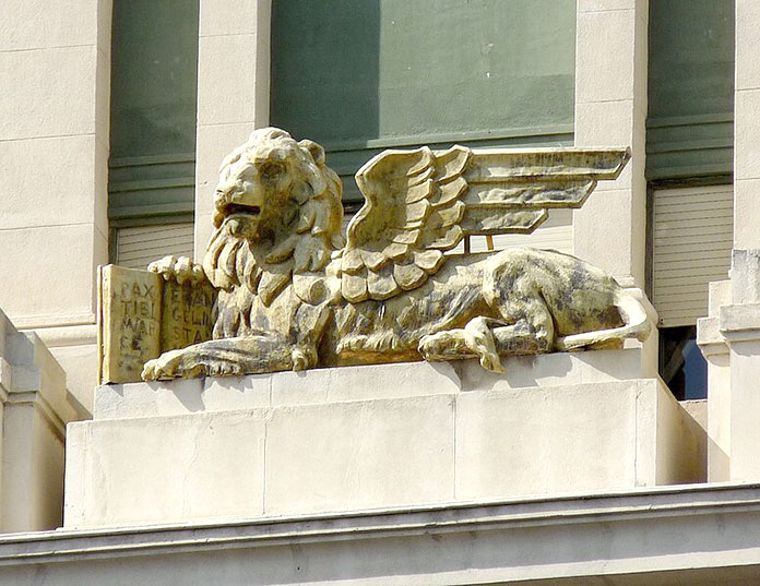 Escultura de león del Edificio Adriática, Zaragoza