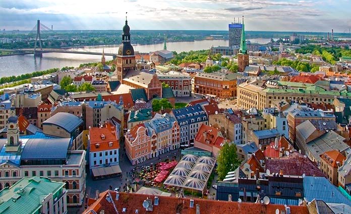 Río Daugava a su paso por Riga, Letonia.