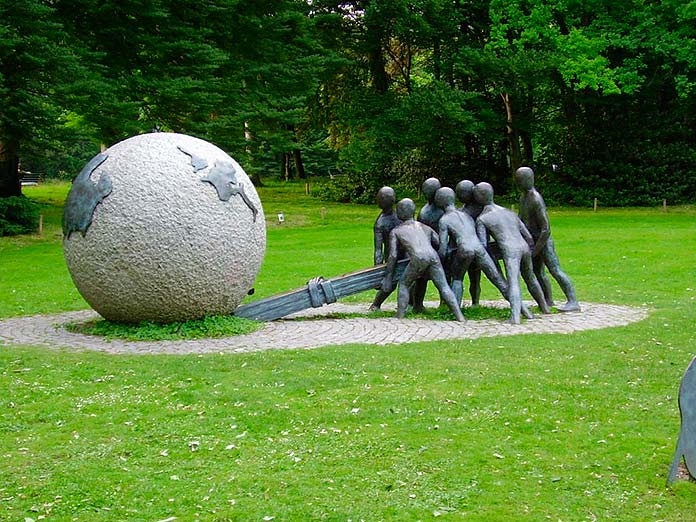 Escultura que representa la ley de la palanca de Arquímedes en el Parc de la Tête d'Or, Lyon, Francia