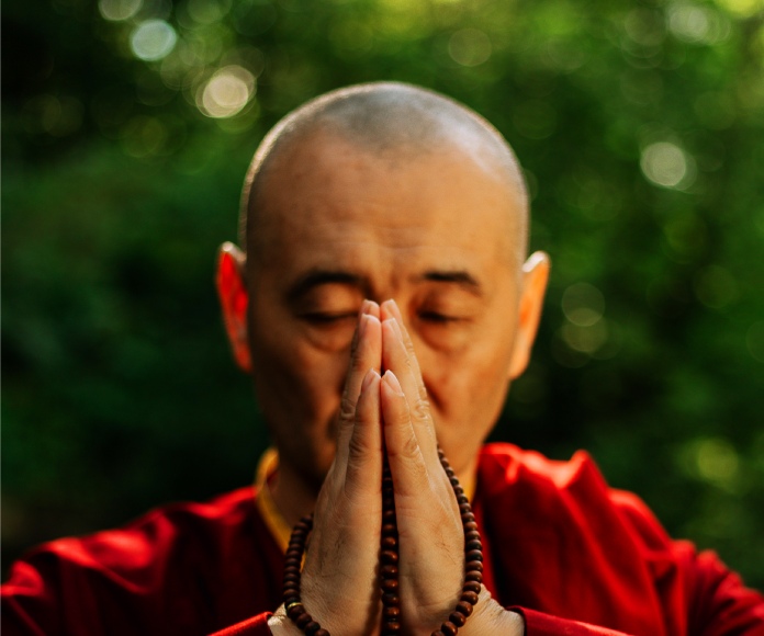 Monje budista rezando.