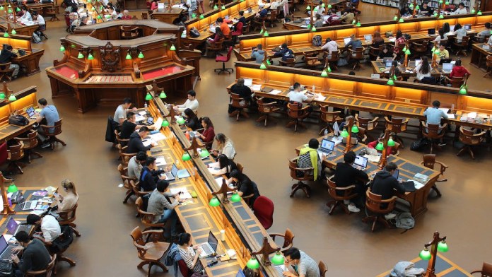 Los jóvenes españoles recuperan sus niveles económicos prepandemia, pero enfrentan doble tasa de desempleo que la media europea