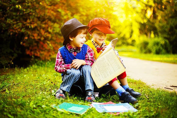 Niños leyendo juntos