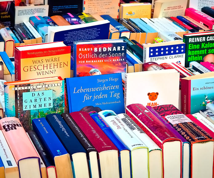 libros apilados en la mesa de una librería