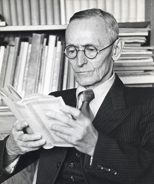 Retrato en blanco y negro de Hermann Hesse leyendo un libro.