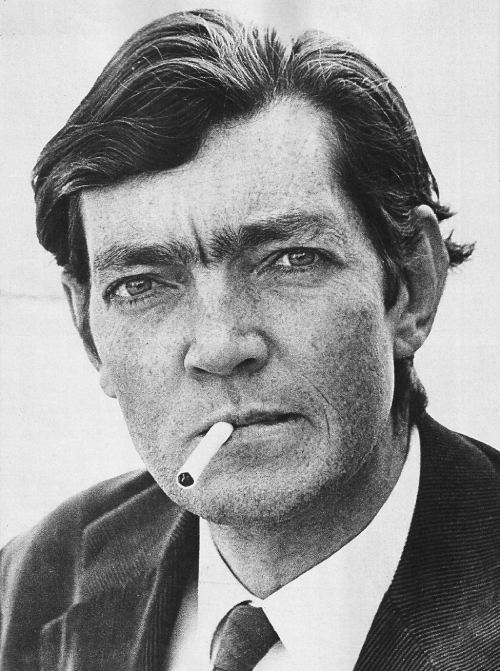 En blanco y negro: Cortázar es retratado con un cigarrillo en la boca.