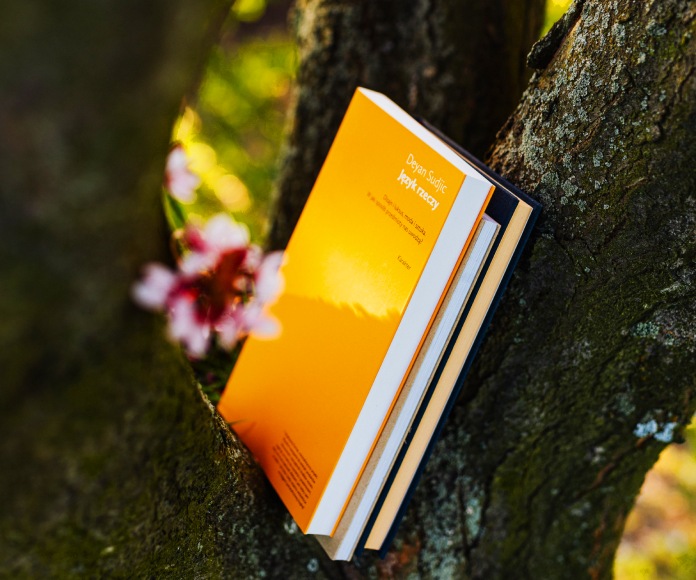 Dos libros en un árbol.