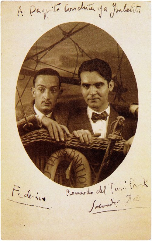 En la izquierda aparece Salvador Dalí al lado de Federico García Lorca, en la derecha, en un retrato en color sepia. 