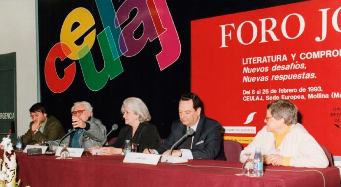 Ana María Matute, en el medio, junto a un grupo de escritores en un Foro de Literatura.