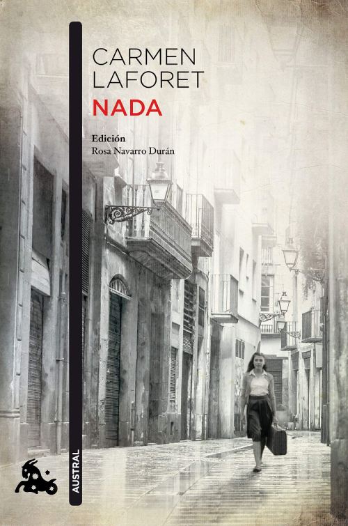 El cover del libro es una imagen en blanco y negro de una mujer caminando por una calle con maleta en mano.