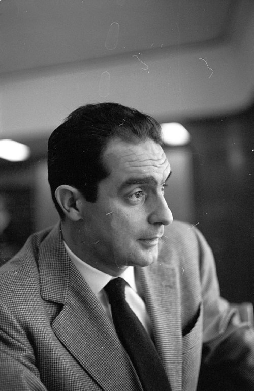 Retrato en blanco y negro de Italo Calvino. 