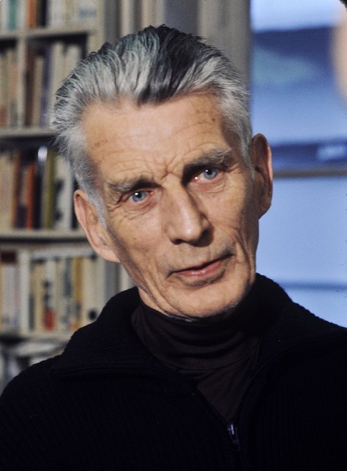 Samuel Beckett viste un suéter negro y una entrevista. 