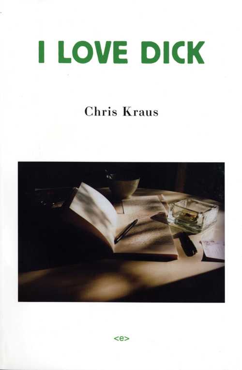 La portada del libro es una fotografía de un libro al lado de una taza de café, un lapicero y un cenicero. 