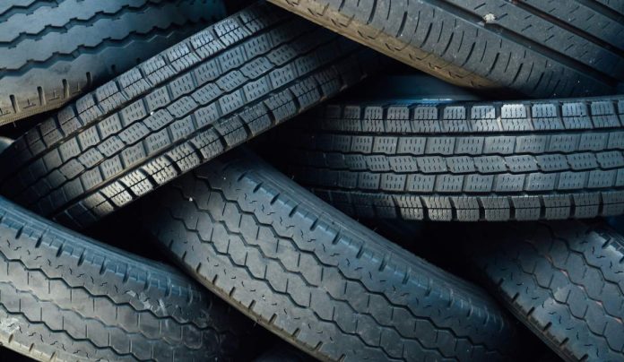 Pila de neumáticos o ruedas de coche apiladas unas encima de otras