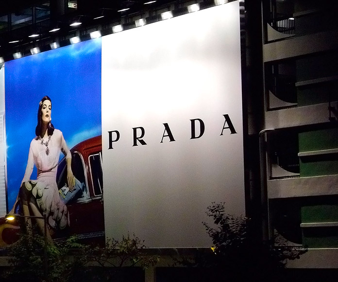 lona publicitaria de Prada instalada en un andamio