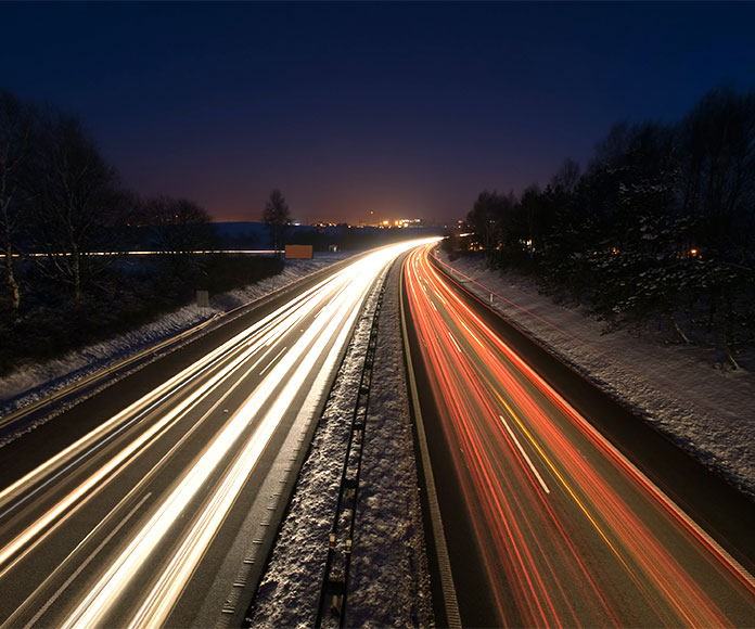 Luces de coches en carretera en cámara rápida