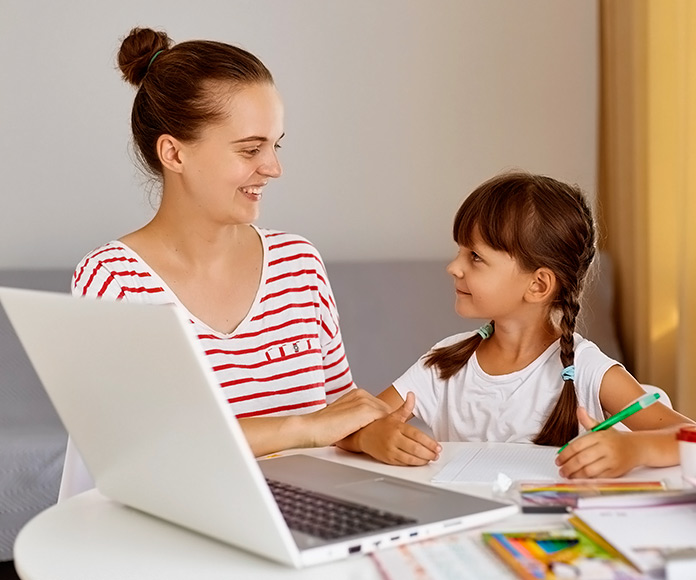 madre trabajando junto a su hija