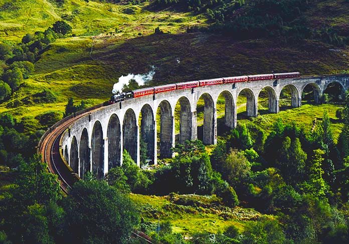 Tren cruzando un puente