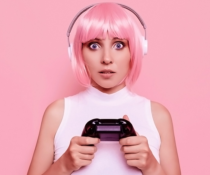 chica con el pelo rosado jugando con un mando de consola de videojuegos