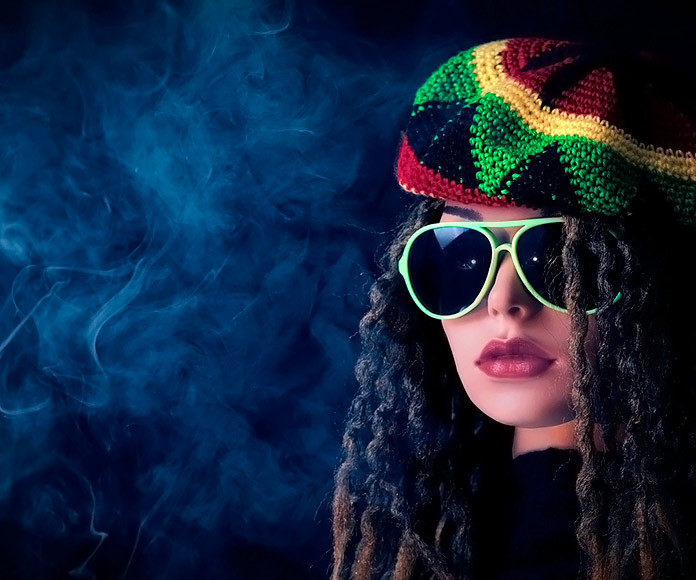 maniquí con gorro rastafari rodeada de humo