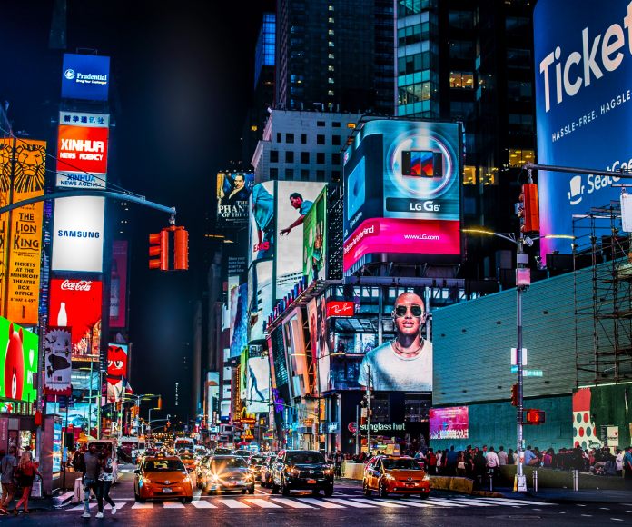 Varias vallas publicitarias en una ciudad por la noche