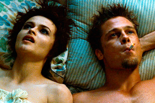 Marla y Tyler, personajes de El Club de la Lucha en la cama