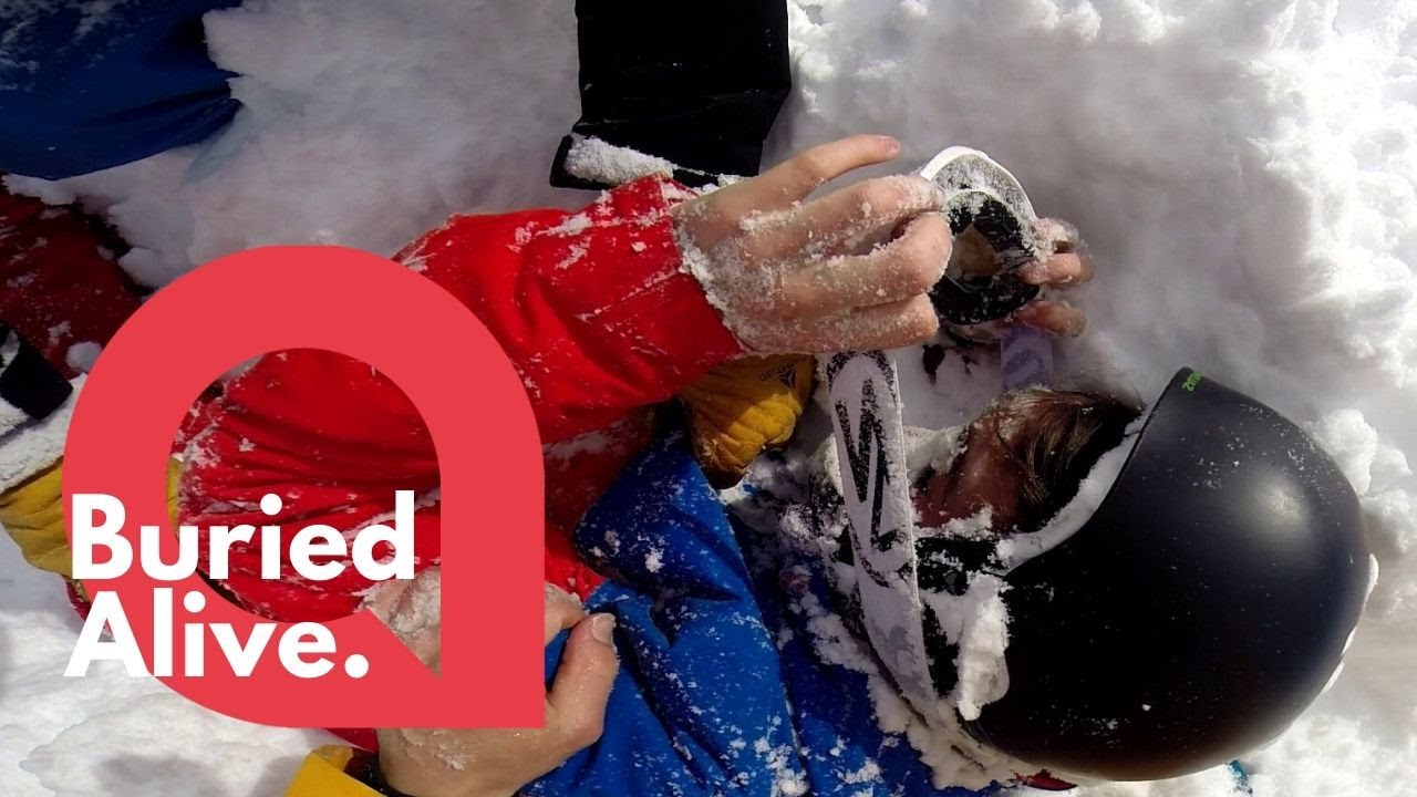 Rescate in extremis de una mujer atrapada boca abajo en la nieve