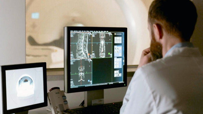Médico analizando los resultados de un escáner o tac