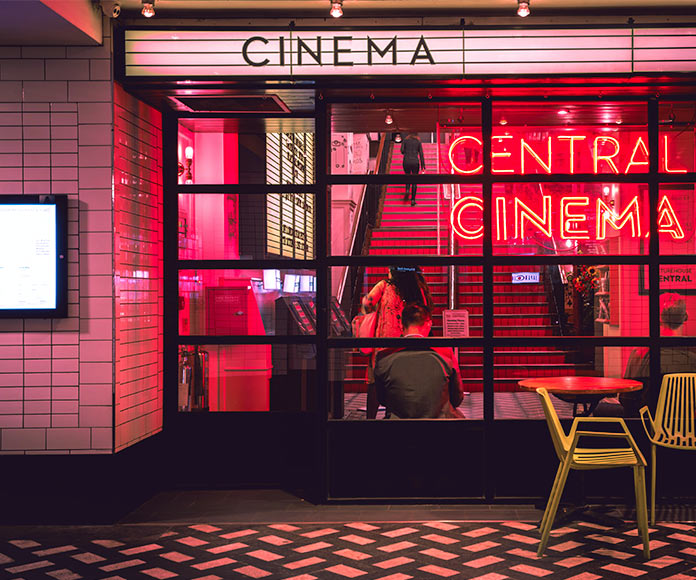 Entrada de un cine con neones rojos