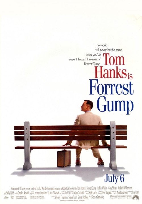 La imagen promocional muestra a Tom Hanks sentado en un banco, mirando a la izquierda, junto a su maleta marrón en el suelo (lado izquierdo).