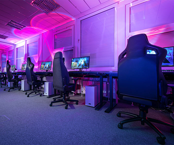 Sala de juegos online con sillas gamer