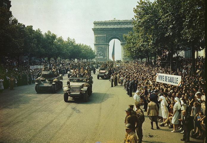 Memorias de la Resistencia Francesa - La multitud recibe a los guerrilleros en 1944.