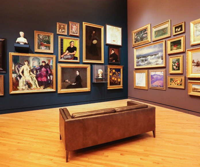 Varias pinturas expuestas en un museo.