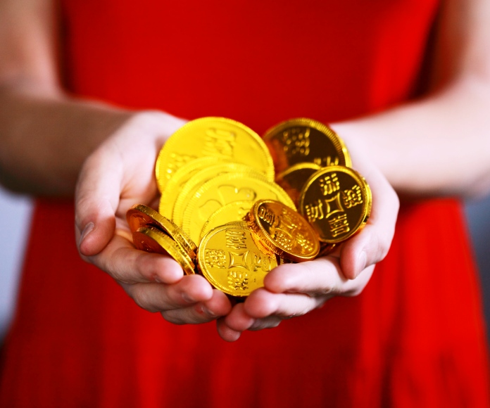 Mujer ofreciendo monedas de oro.