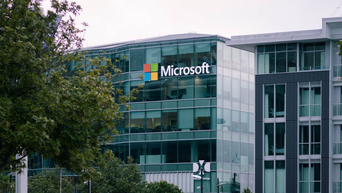Microsoft apuesta fuerte por la inteligencia artificial e invierte 1.400 millones de euros en G42